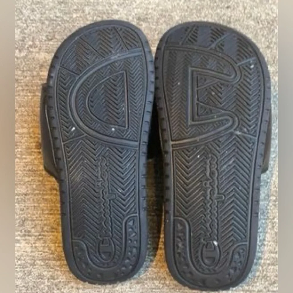 Kids Champion Slides size 4Y